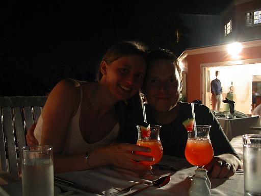 27_Newleyweds_with_cocktails